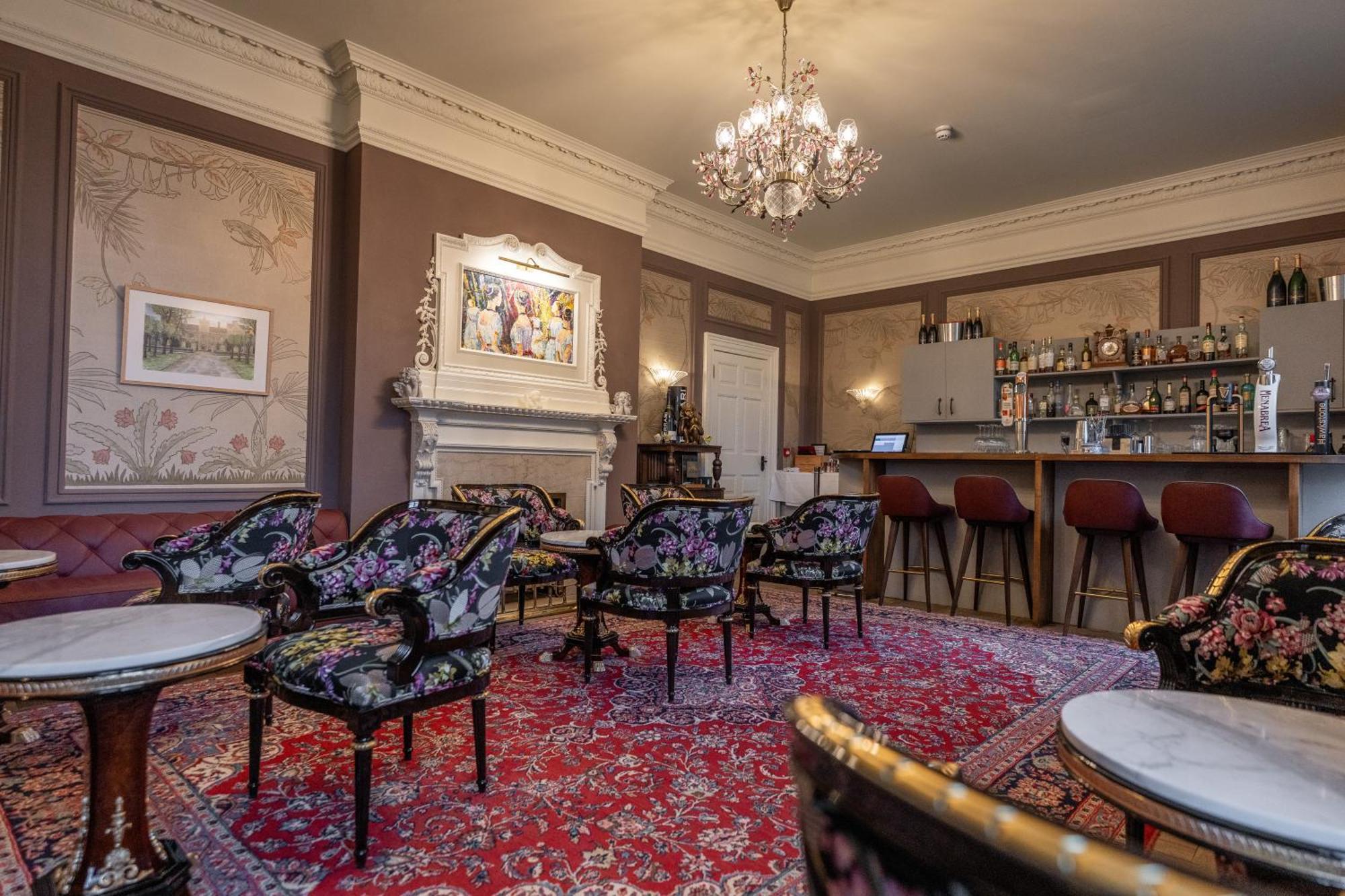 Weston Manor Hotel Экстерьер фото