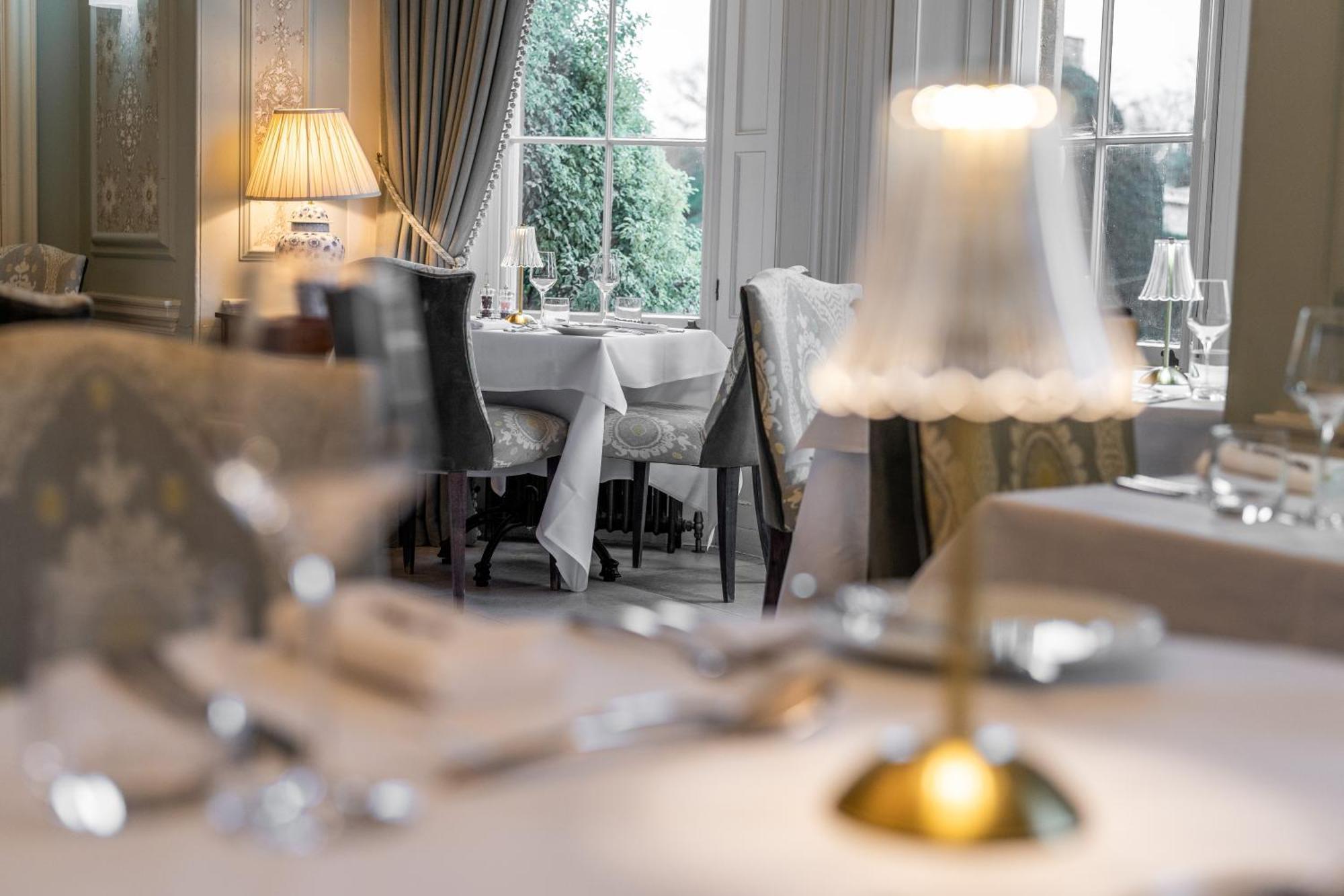 Weston Manor Hotel Экстерьер фото