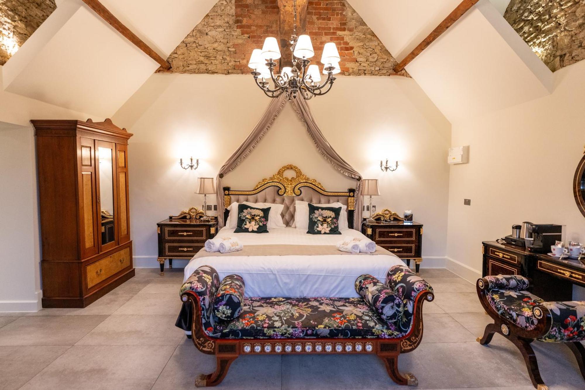 Weston Manor Hotel Экстерьер фото