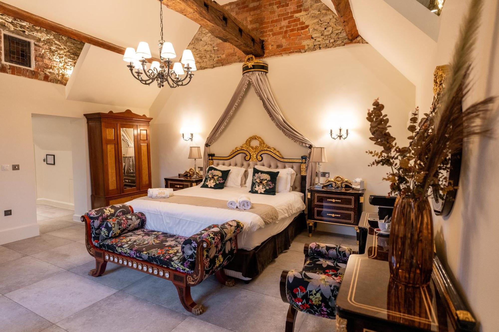 Weston Manor Hotel Экстерьер фото