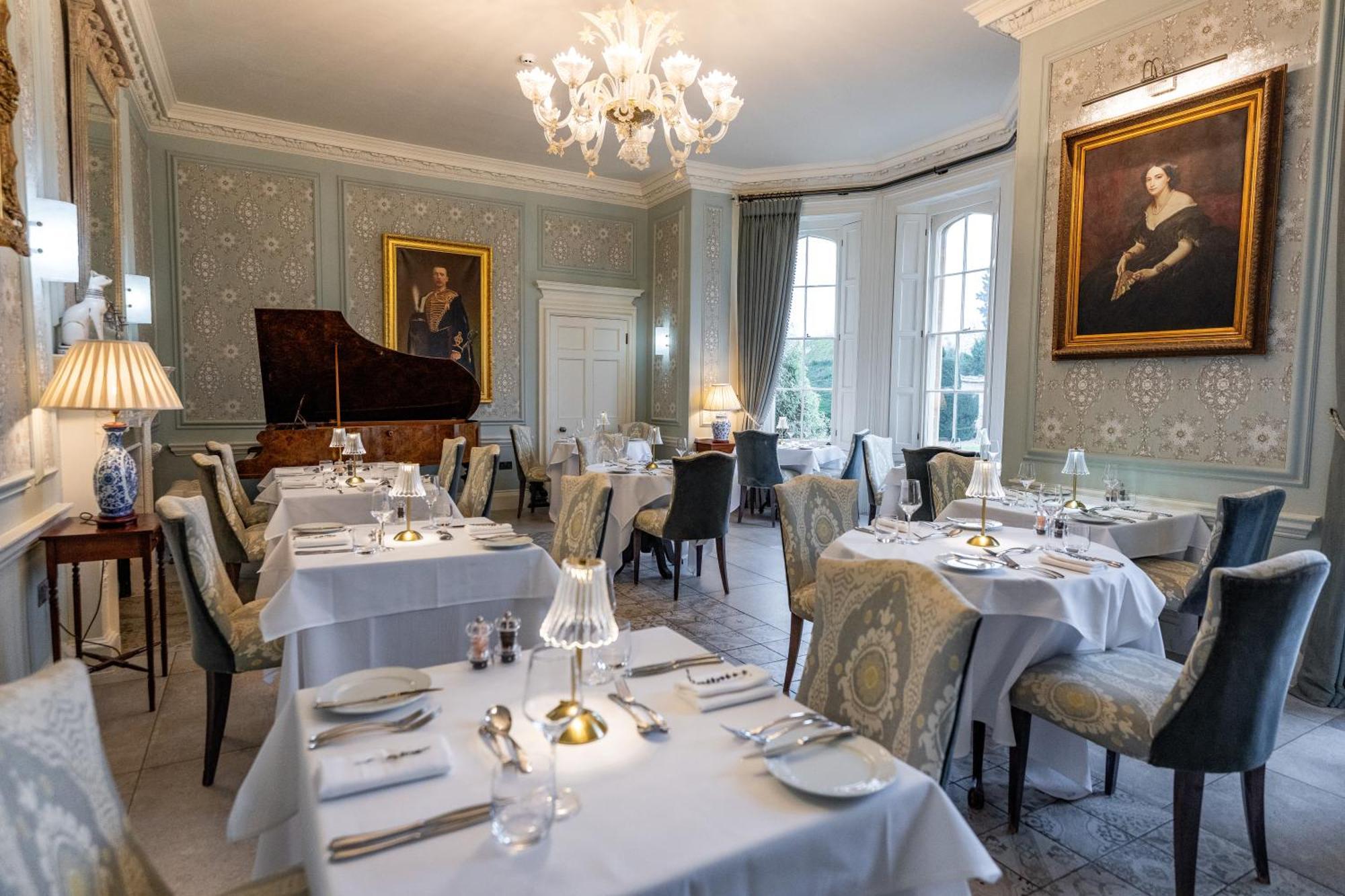 Weston Manor Hotel Экстерьер фото
