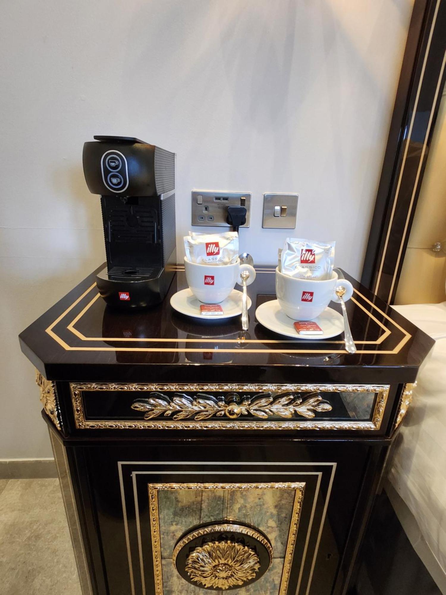 Weston Manor Hotel Экстерьер фото