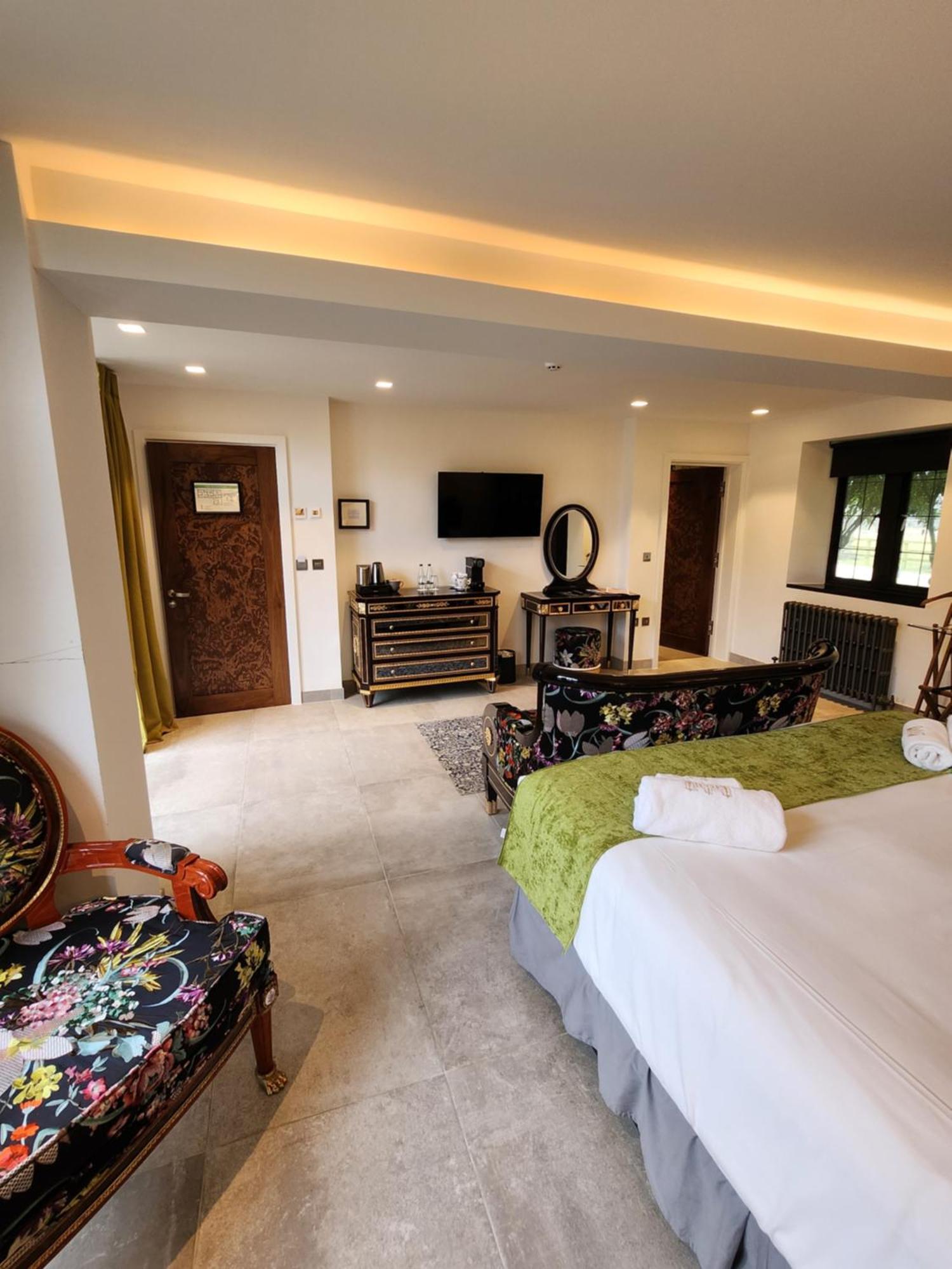 Weston Manor Hotel Экстерьер фото